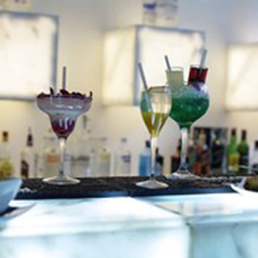 Cesar Resort & Spa Marakeş Dış mekan fotoğraf A martini (left) and a cosmopolitan (right)