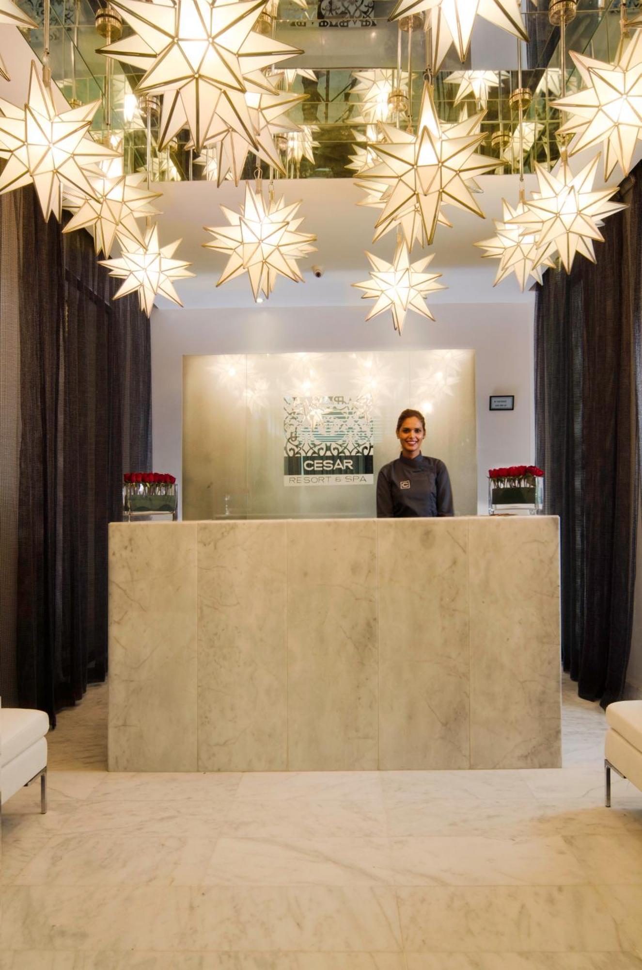 Cesar Resort & Spa Marakeş İç mekan fotoğraf The reception desk at the Cedar Spa